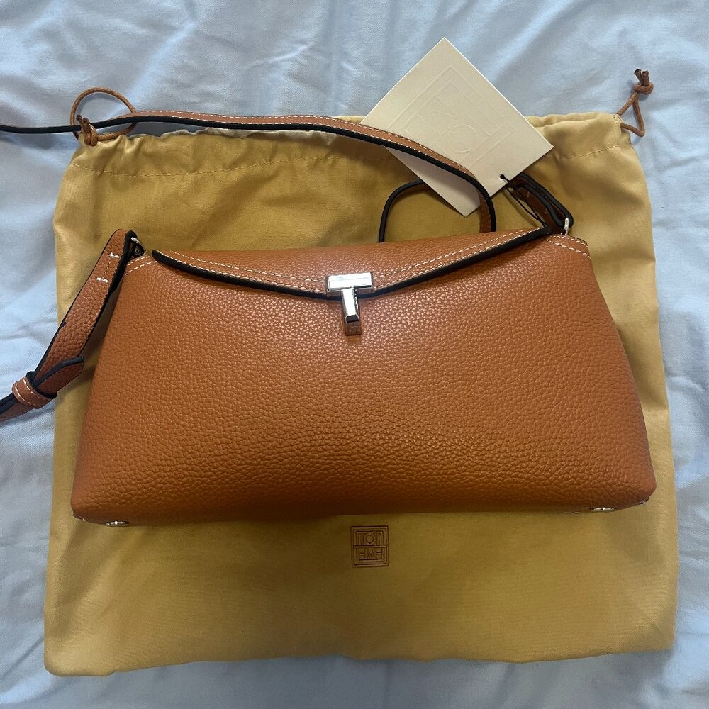 NWT T-Lock grained-leather clutch tan